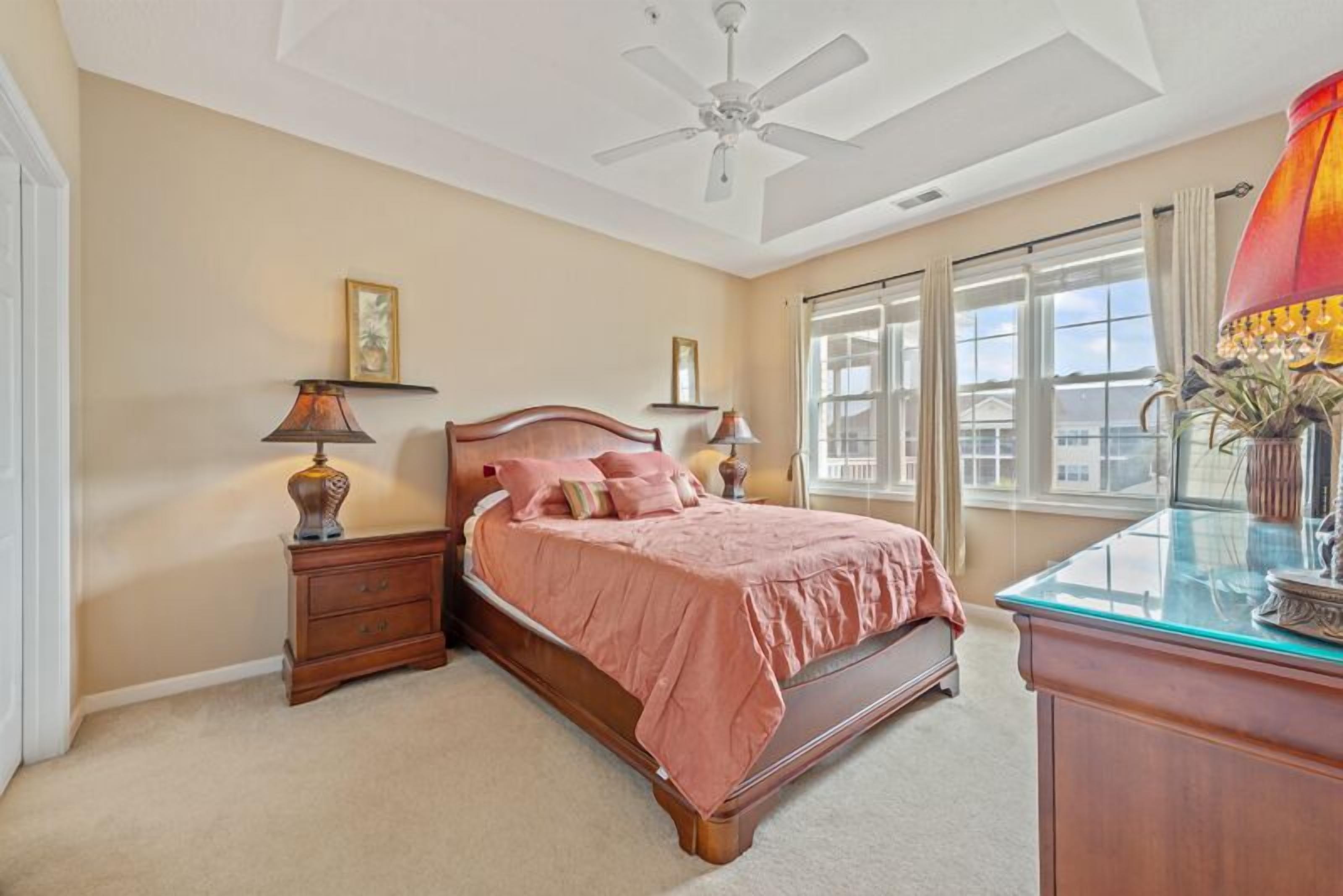 New Beautiful condo only a block from the beach! With pool and wifi, monthly win