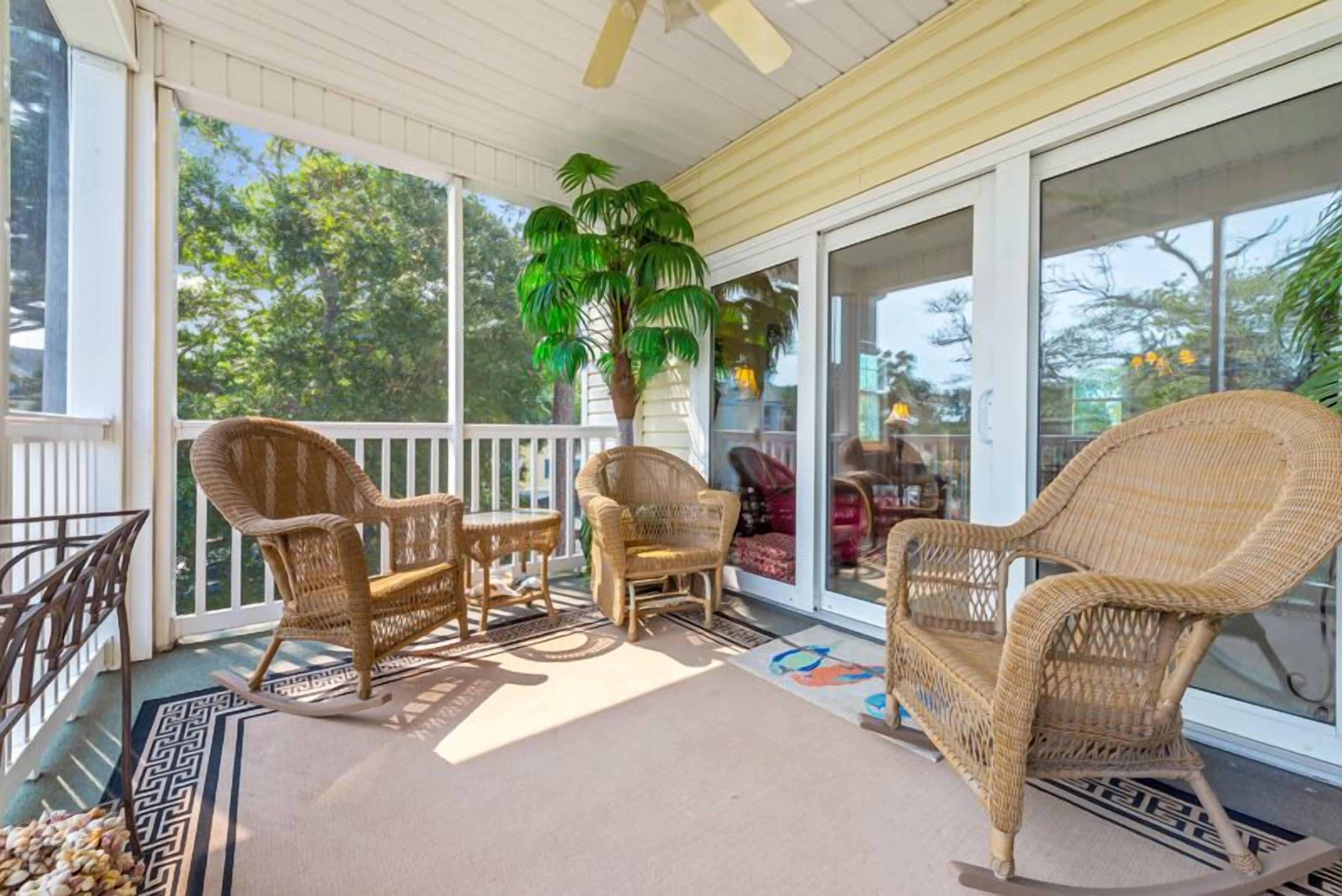 New Beautiful condo only a block from the beach! With pool and wifi, monthly win