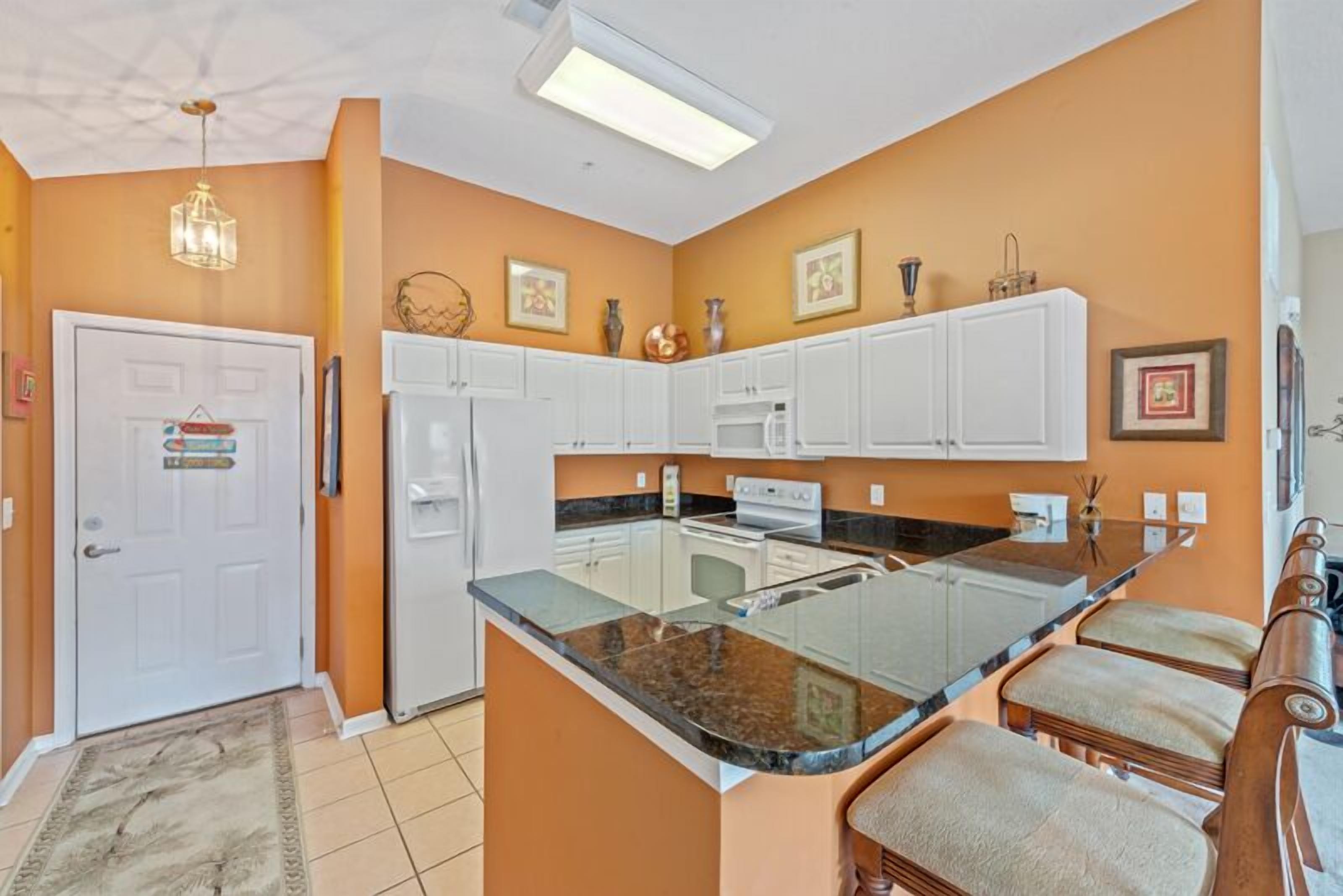 New Beautiful condo only a block from the beach! With pool and wifi, monthly win