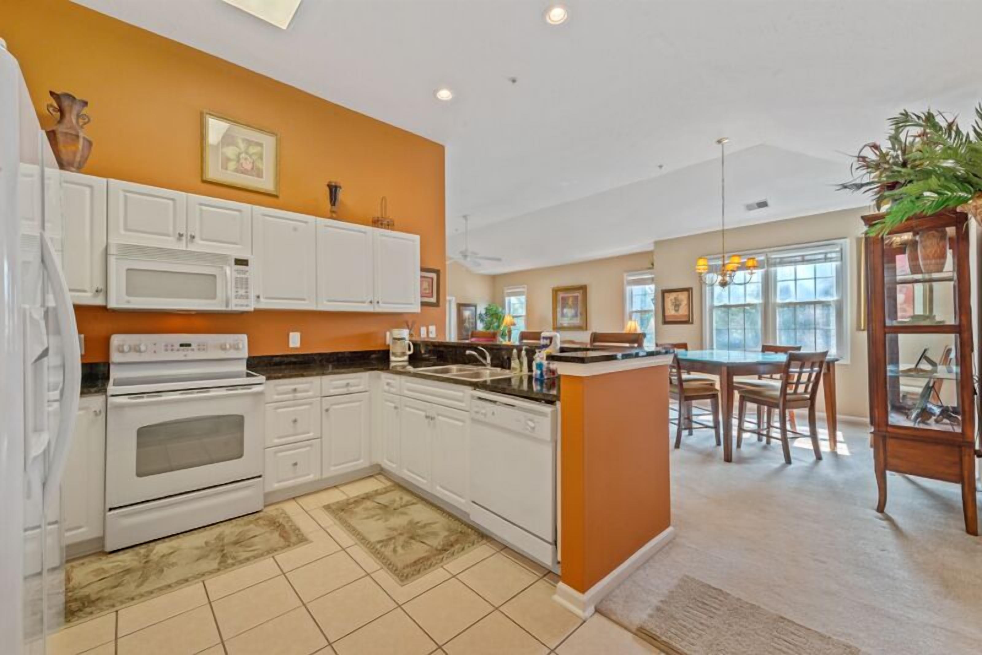 New Beautiful condo only a block from the beach! With pool and wifi, monthly win