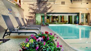 Una piscina techada, una piscina al aire libre