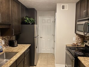Private kitchen - Genesis 2BR/2BA near Truist Park  (Atlanta)