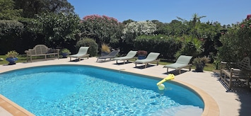 Piscine chauffée. 8*5 sécurisée par une alarme