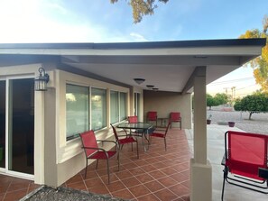 Outdoor dining - 3 Bedroom 2 Bath on Golf Course (Sun City)