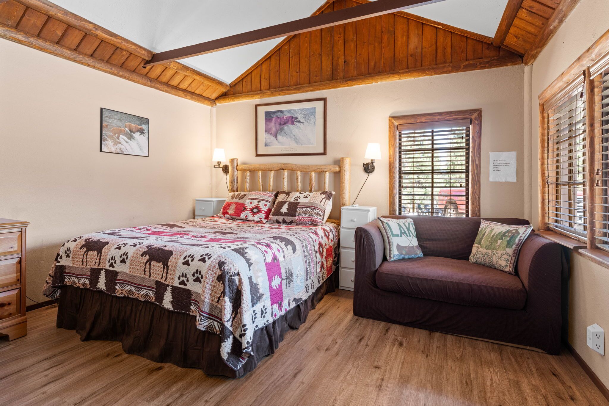 Grizzly Bear Studio Pet Friendly Walk to Village, Lake and Forest