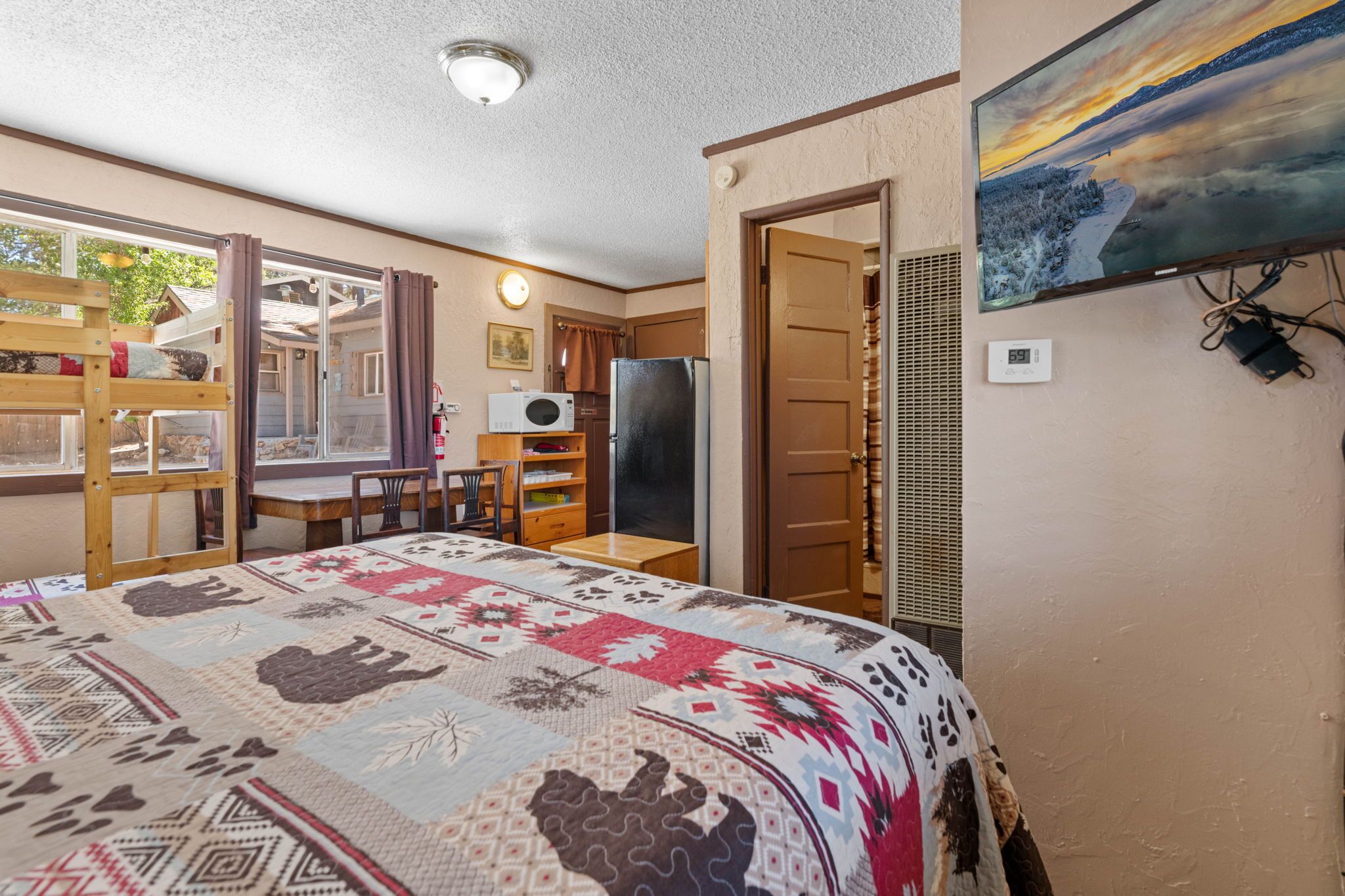 Black Bear Studio  Pet Friendly Convenient Location