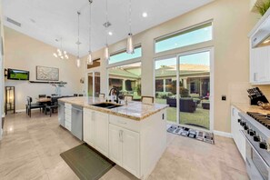 Køleskab, mikrobølgeovn, ovn, kogeplade