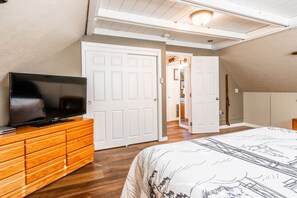 4 bedrooms, travel crib, WiFi, bed sheets - Hidden Meadow Cabin-June Lake, CA (June Lake)