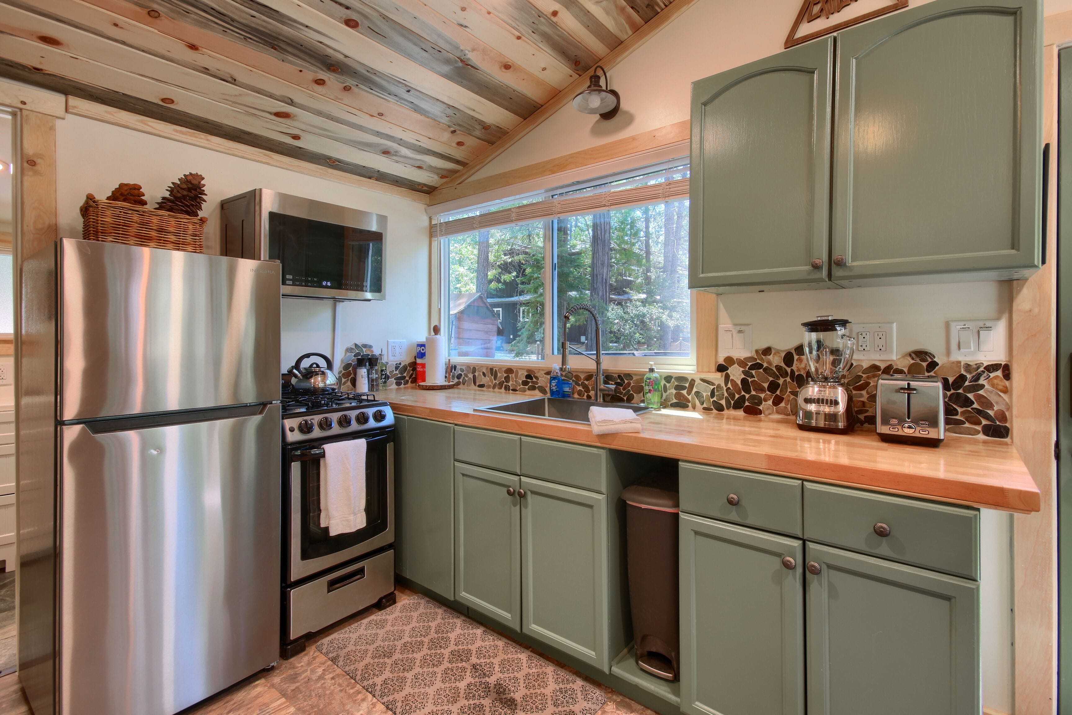 Beetlebark Bungalow- Inside Yosemite w/ hot tub & EV charging cable