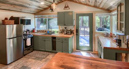 Beetlebark Bungalow- Inside Yosemite w/ hot tub & EV charging cable