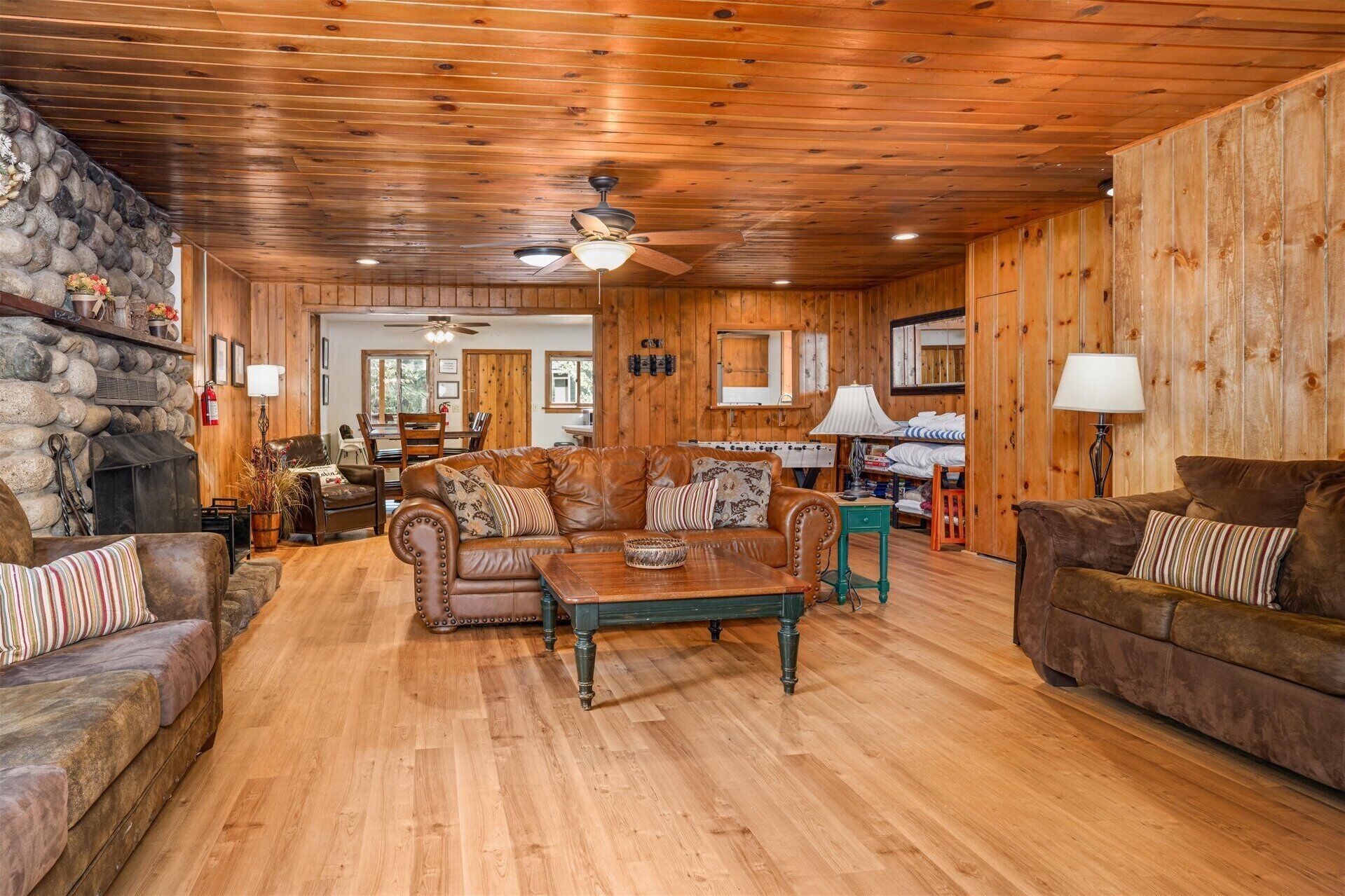 Televisión, chimenea y futbolito 