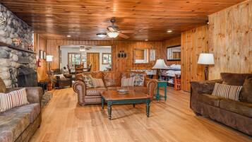 Televisión, chimenea y futbolito