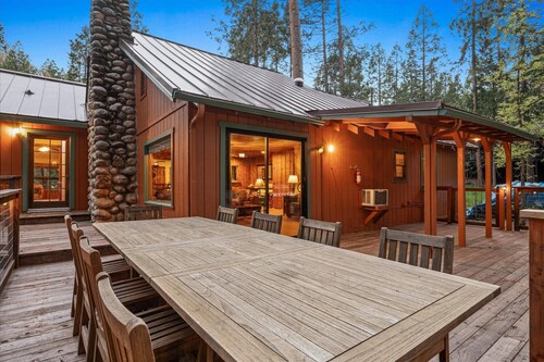 Cub House- Remodeled cabin INSIDE Yosemite with new hot tub and more!