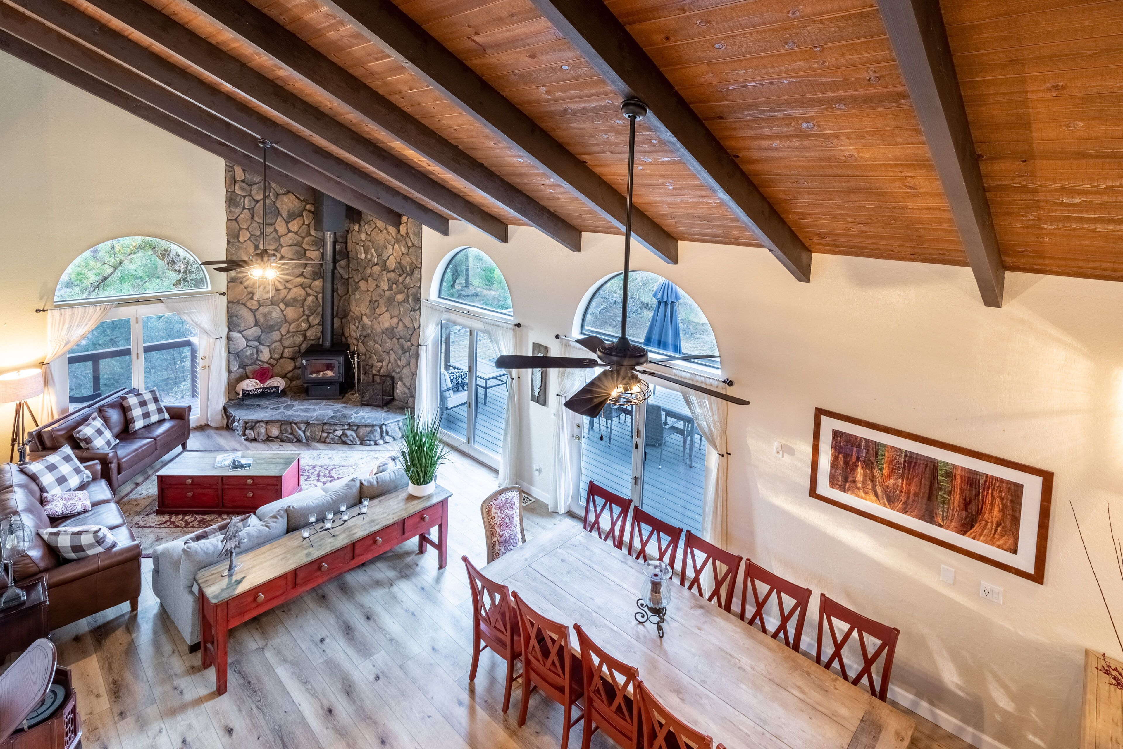 River View Retreat Sleeps 16/ hot tub/basketball court