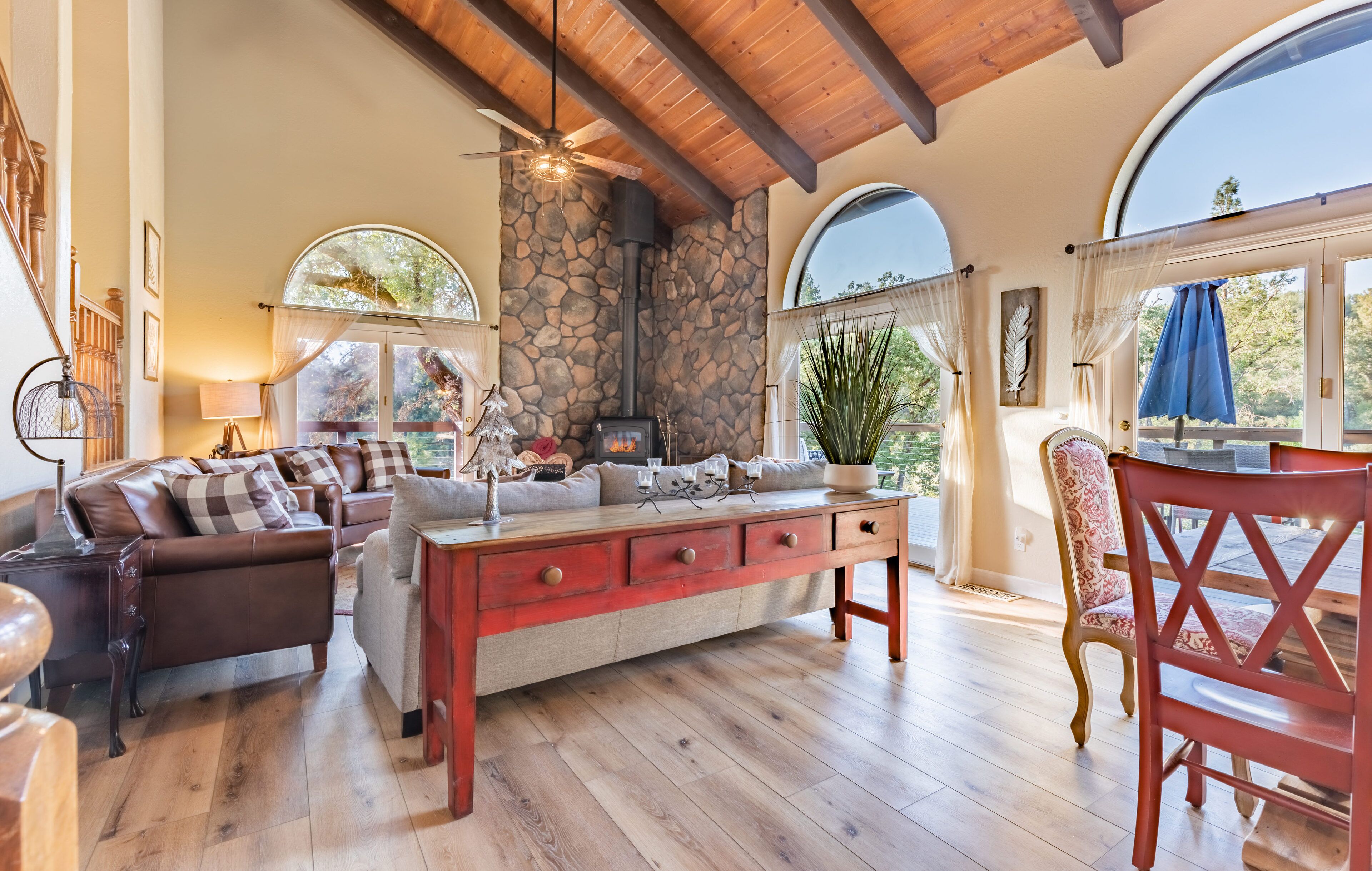 Fernseher, Kamin, Tischfußball