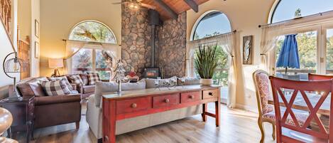 Fernseher, Kamin, Tischfußball