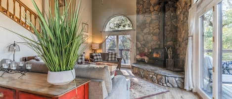 Televisión, chimenea y futbolito