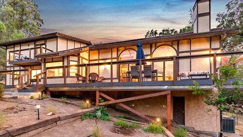 River View Retreat Sleeps 16/ hot tub/basketball court