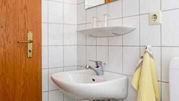 提供毛巾、番梘、廁紙