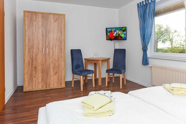 1 bedroom, bed sheets