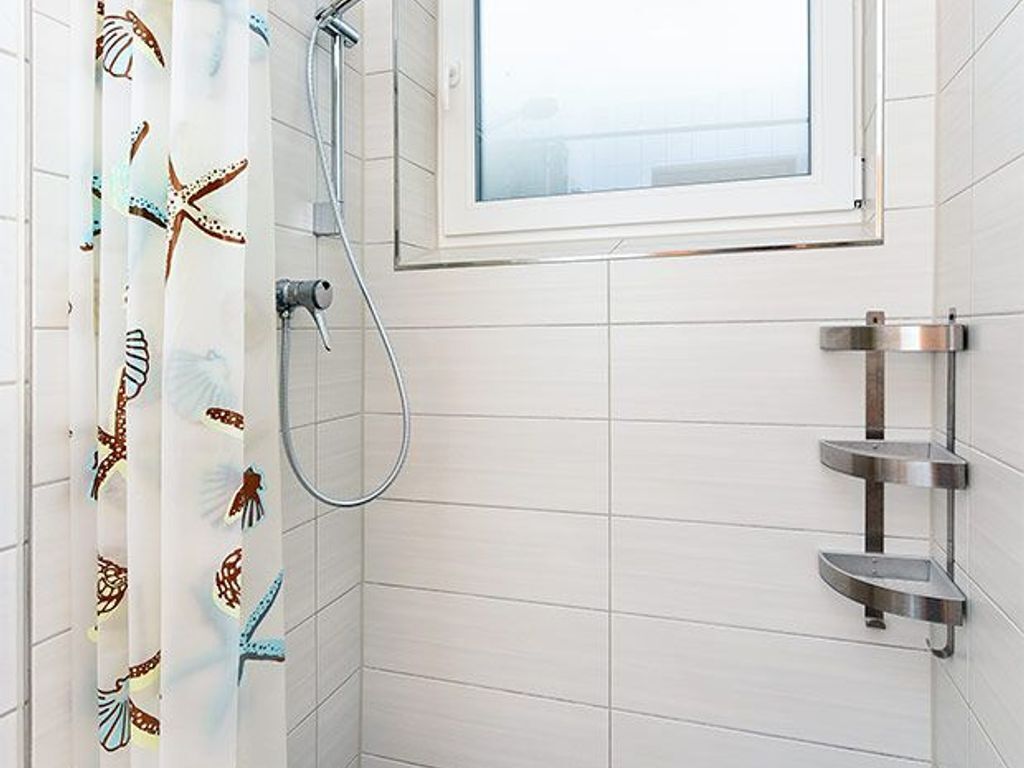 Douche, serviettes fournies, savon, papier toilette