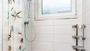 Dusj, håndklær, såpe og toalettpapir