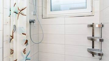 Douche, serviettes fournies, savon, papier toilette