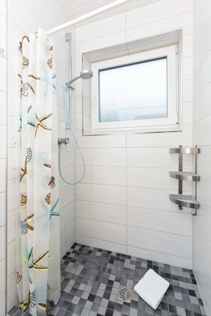 Dusche, Handtücher, Seife, Toilettenpapier