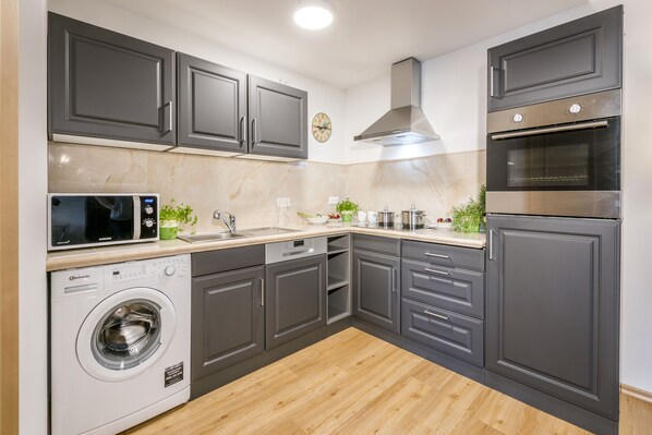 Geladeira, micro-ondas, fogão, cooktop