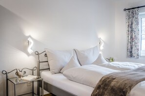 1 quarto, ferros/tábuas de passar roupa, berço de viagem