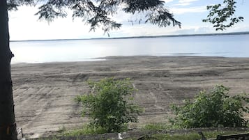 På stranden och solstolar