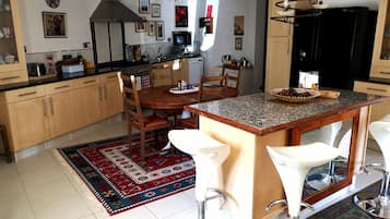 Frigorífic, microones, forn i placa de cuina