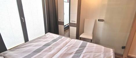 2 عدّة غرف نوم وواي فاي وملاءات أسرّة