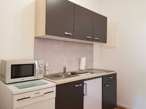 Fridge, microwave, dishwasher, coffee/tea maker