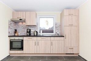 Kühlschrank, Ofen, Herdplatte, Wasserkocher