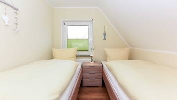 2 bedrooms, travel crib, WiFi