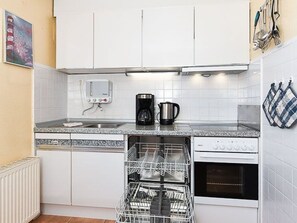 Refrigerador, horno, lavavajillas, silla alta para bebés