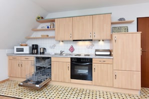 Kühlschrank, Mikrowelle, Ofen, Geschirrspüler