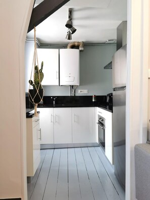 Kühlschrank, Mikrowelle, Ofen, Herdplatte