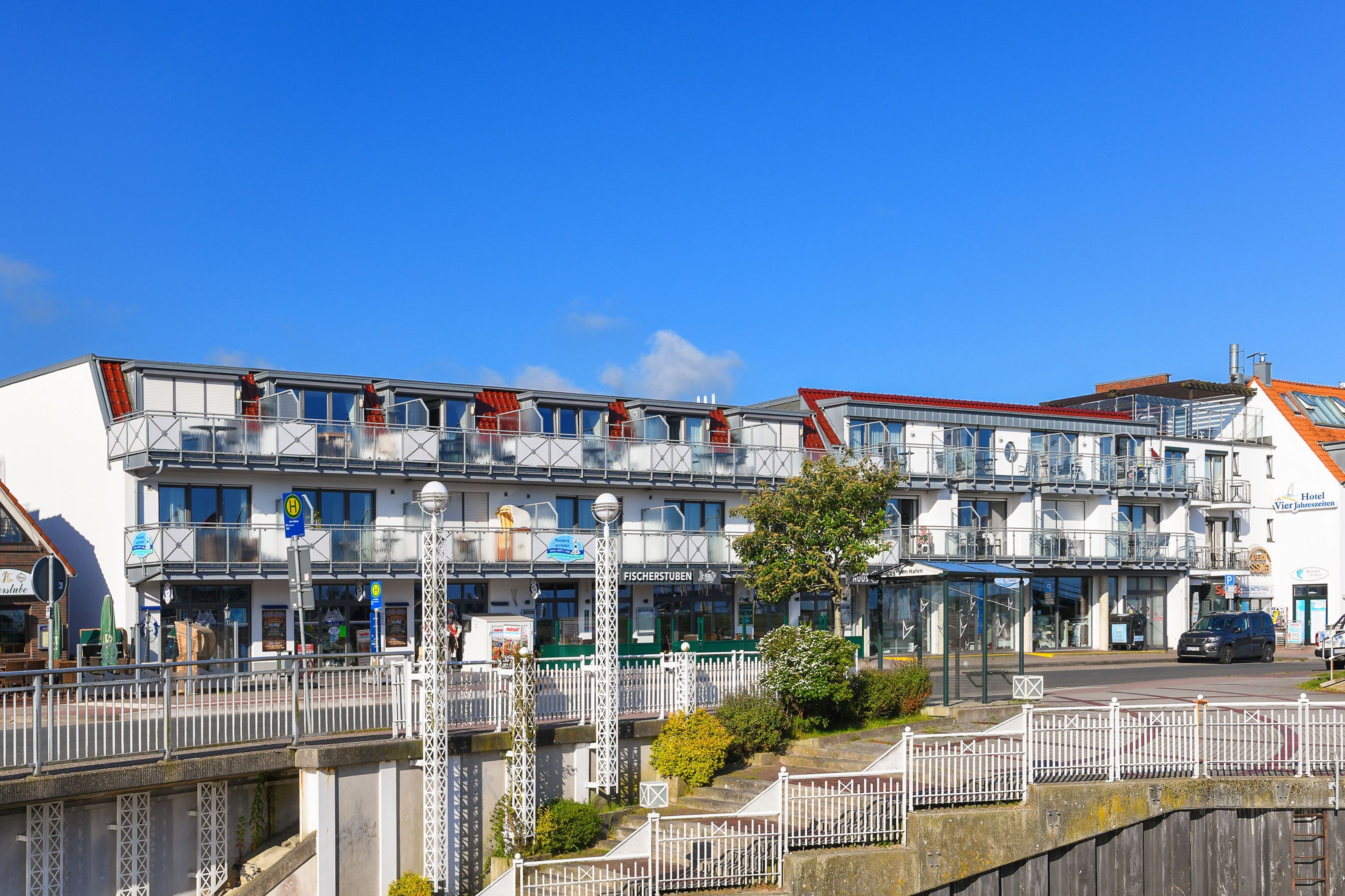 Un hôtel à plusieurs étages, doté de balcons, d’un restaurant et d’une entrée bien visible.