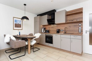 Kühlschrank, Mikrowelle, Ofen, Geschirrspüler