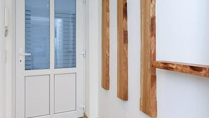 Een deur met ruitpanelen van geëtst glas en een wit kozijn.