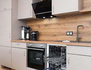 Kühlschrank, Mikrowelle, Ofen, Geschirrspüler