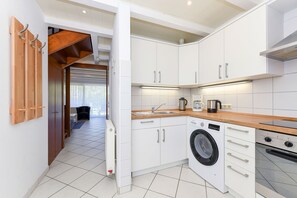 Réfrigérateur, four, lave-vaisselle, cafetière/bouilloire