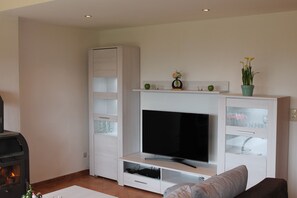 Smart TV, DVD player, books - Cozy bungalow on the lake with garden and terrace ideal for people and animals. (Carlow)