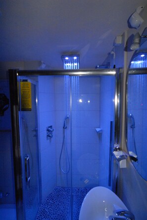 Douche, baignoire à jets, sèche-cheveux, bidet
