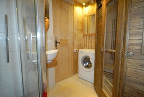 Een douche, een bubbelbad, een haardroger, een bidet