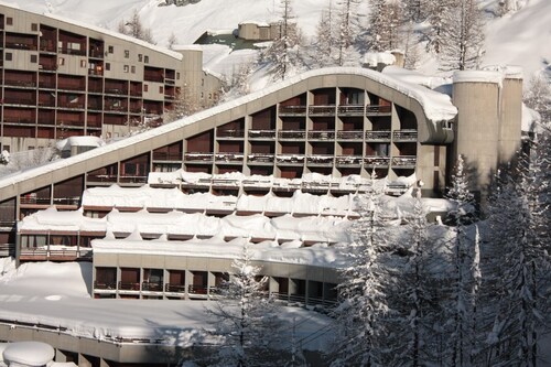 Luxury three-room apartment in Cervinia SCI and SAUNA, facing ski slopes.