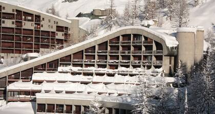 Luxury three-room apartment in Cervinia SCI and SAUNA, facing ski slopes.