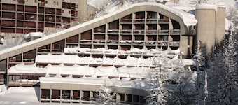 Luxury three-room apartment in Cervinia SCI and SAUNA, facing ski slopes.